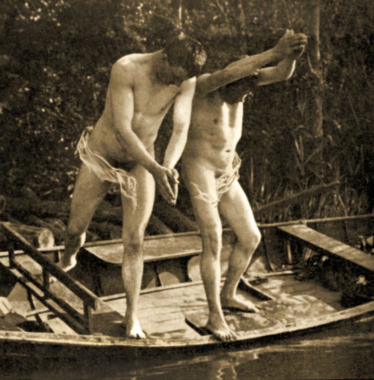 Sukeltamassa soutuveneestä, n. 1910 (seepiakuva) tekijältä Unknown