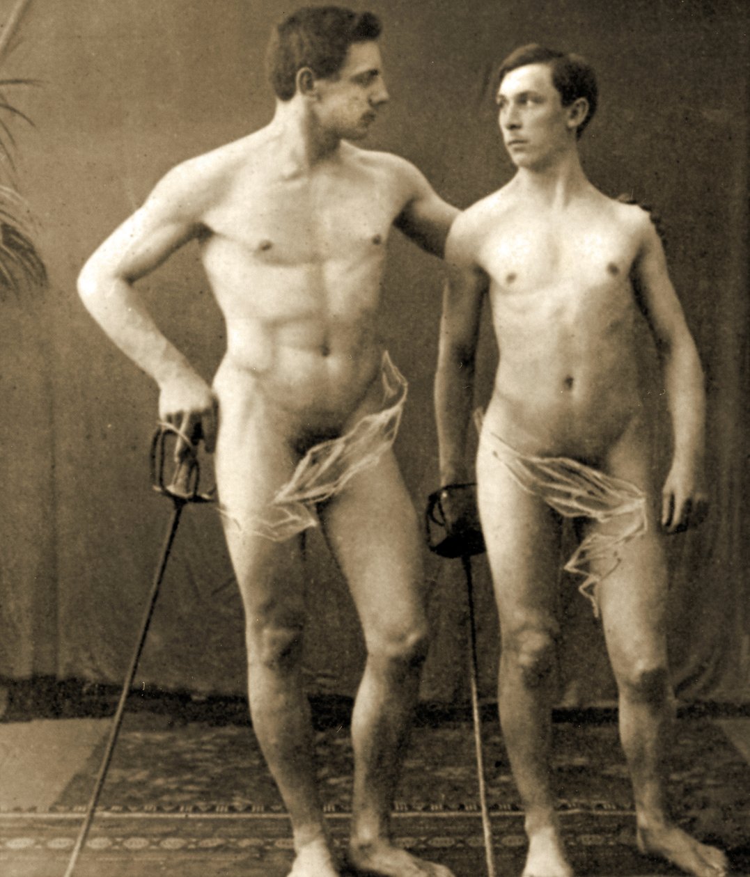 Miekkailijat poseeraavat, n. 1910 (seepiakuva) tekijältä Unknown