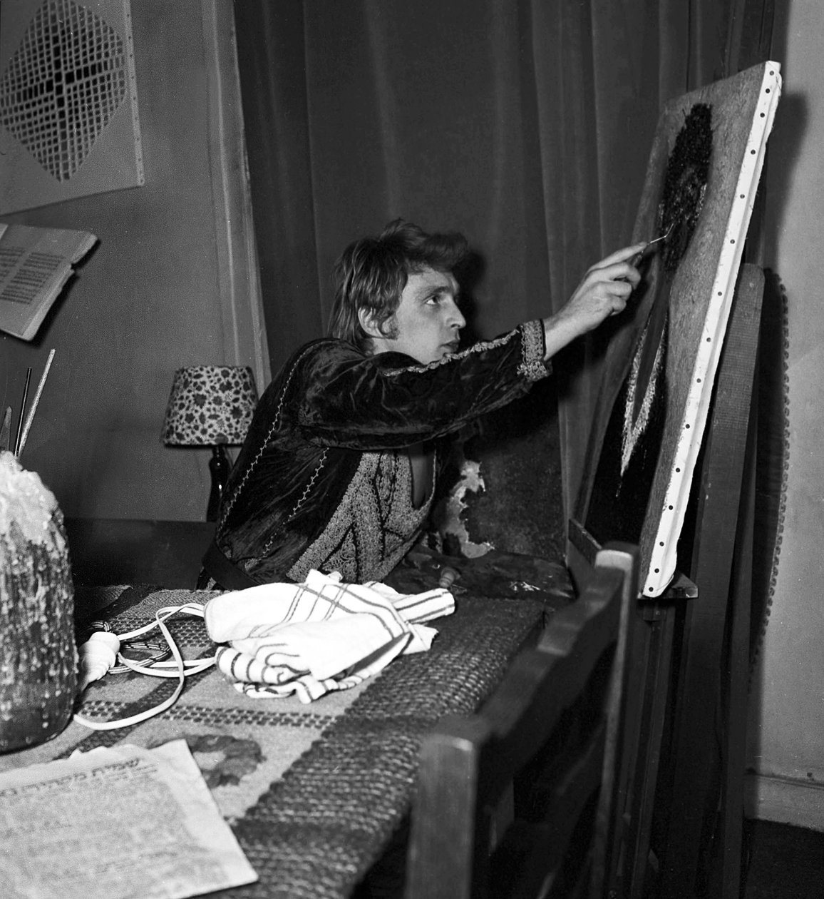 Ranskalainen laulaja Christophe (Daniel Bevilacqua) maalaa kankaalle kotona, 18. marraskuuta 1969 tekijältä Unknown