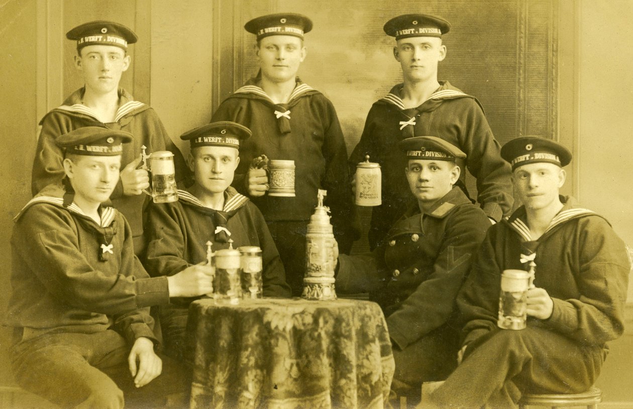Saksan ensimmäisen maailmansodan keisarillisen laivaston merimiehet juomassa olutta, n. 1914 tekijältä Unknown