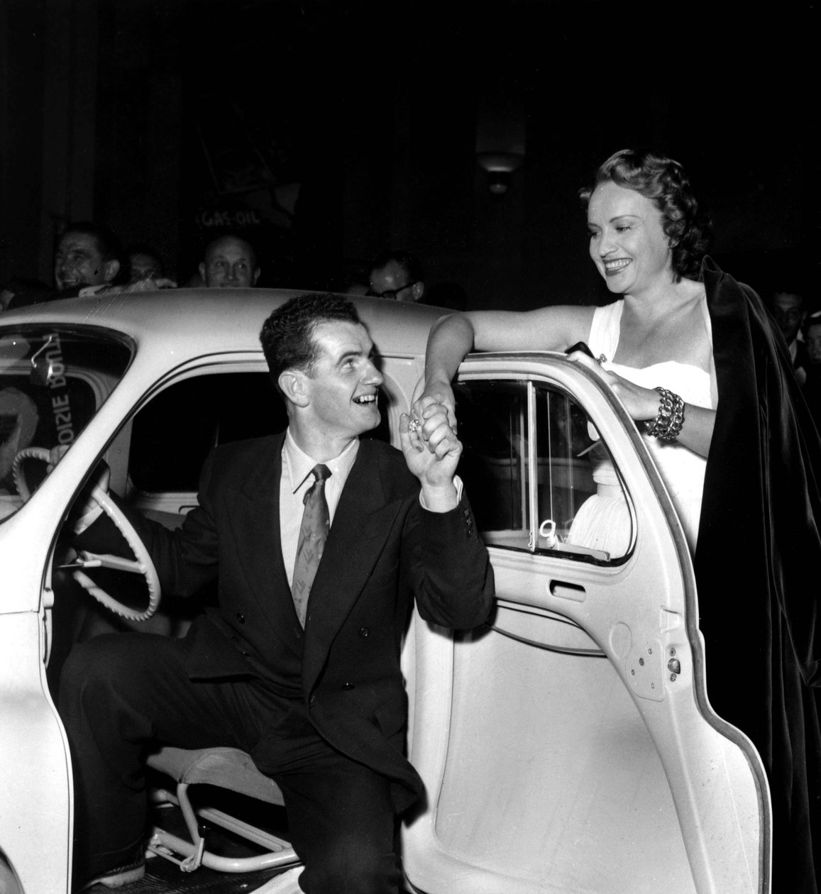 Ginette Leclerc Feminiininen ominaisuus elokuvan Gas Oil Felicite Jean Brouat Dans La Renault 4 Cv aikana ilta Salle Pleyel Salle Pleyel tilaisuudessa Showcase elokuvan Gas Oil 13. lokakuuta, tekijältä Unknown