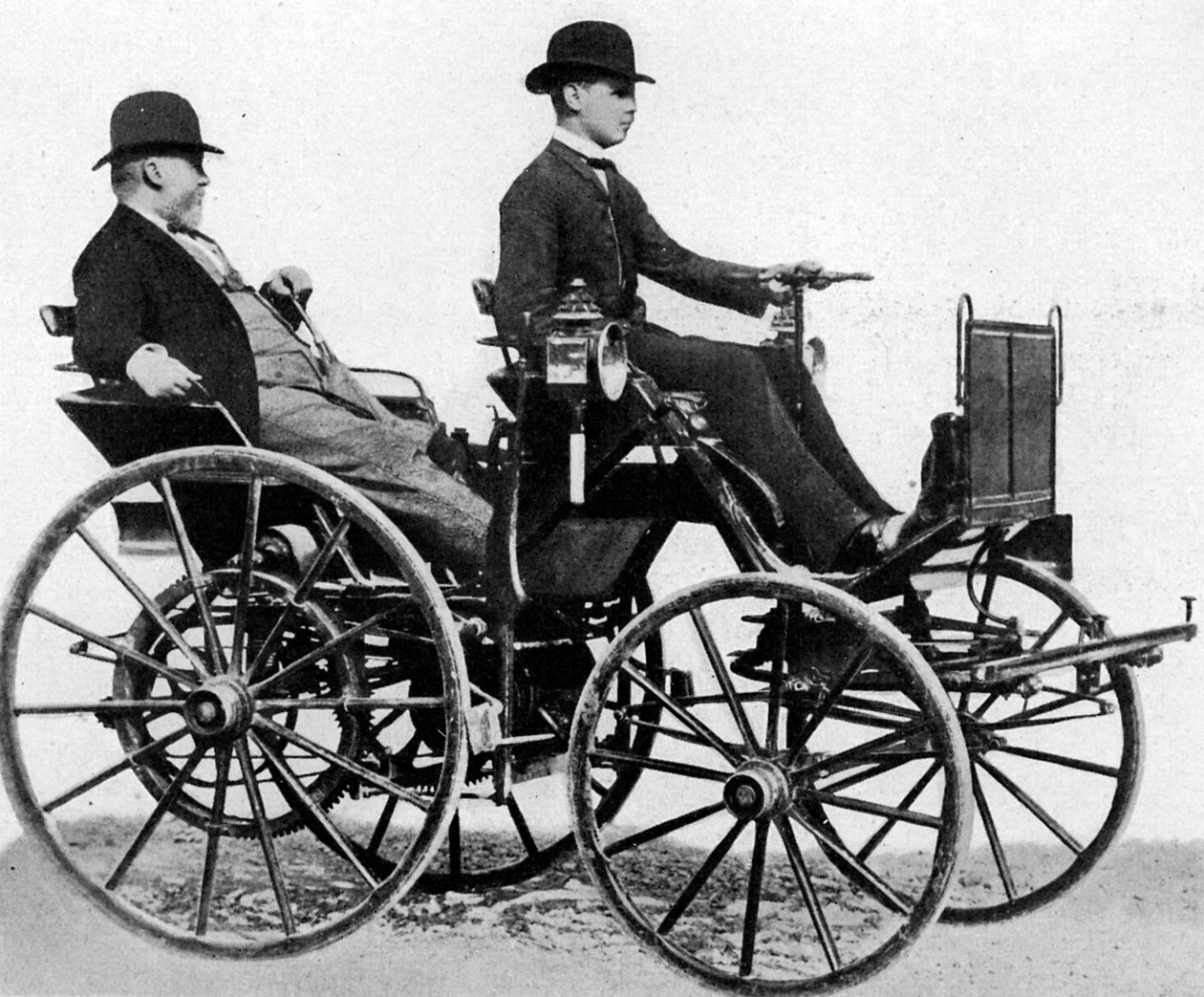 Gottlieb Daimler bensiinikäyttöisessä autossaan, 1886 tekijältä Unknown
