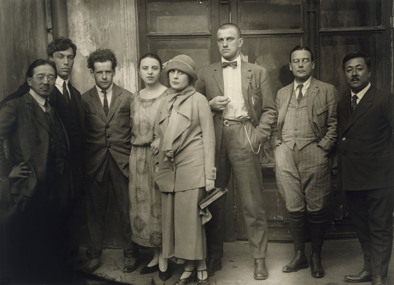 Ryhmämuotokuva (Tamiji Najito, Boris Pasternak, Sergei Eisenstein, Olga Trejakova, Lili Brik, Vladimir Majakovski ja Neuvostoliiton diplomaatti Voznesenski), Moskova, 1924 (gelatiinihopeaprintti) tekijältä Unknown