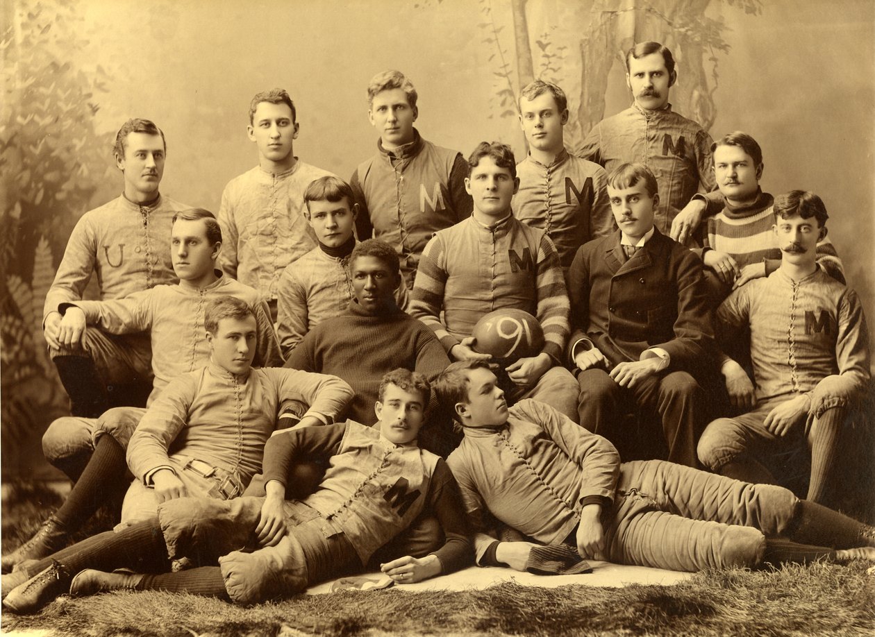 Ryhmäkuva Michigan Wolverines -jalkapallojoukkueesta. 1890 tekijältä Unknown