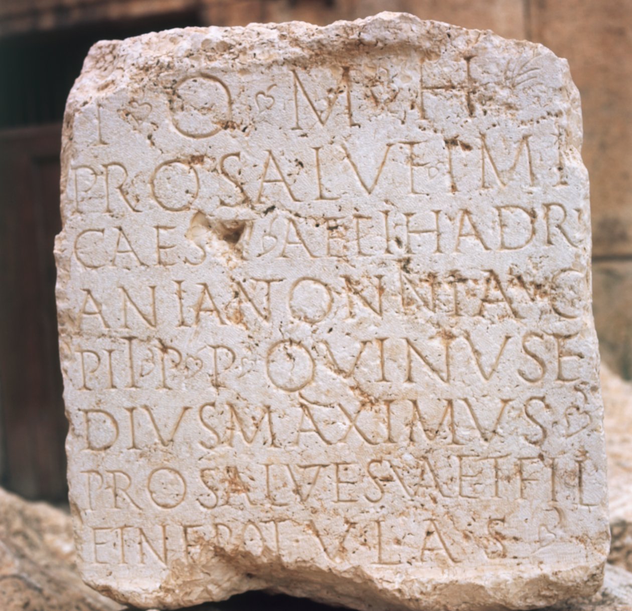 Libanon, Baalbek, Suuri tuomioistuin, kiveen kaiverrettu omistus Hadrianukselle, 2. vuosisadalla jKr. tekijältä Unknown