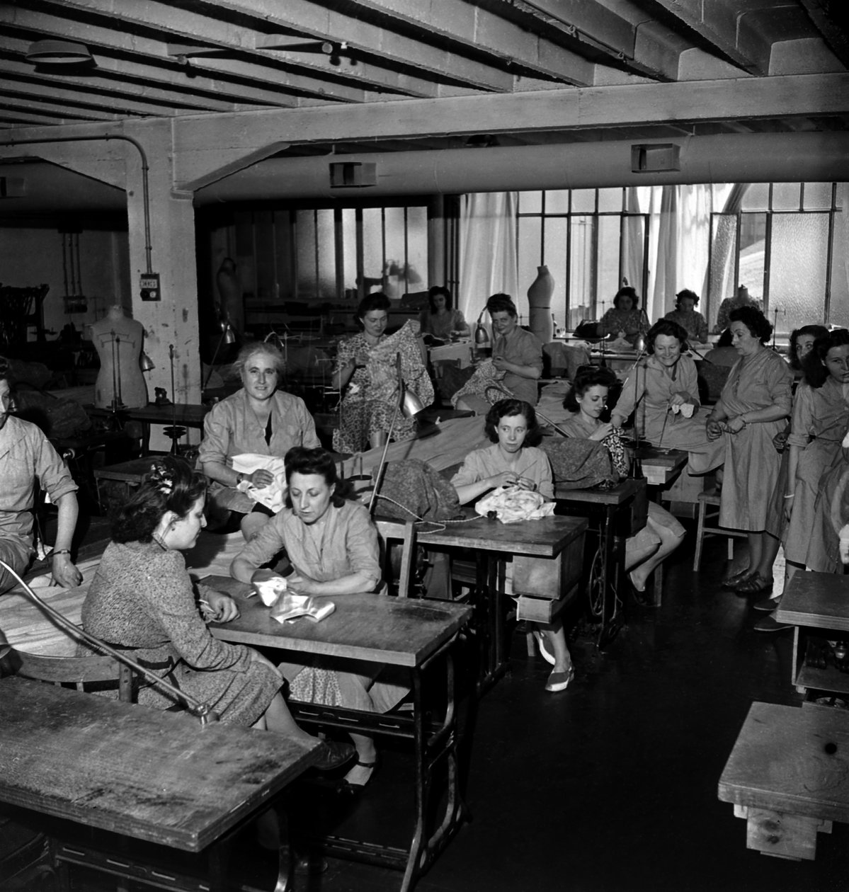 Vaatteiden valmistus lentokonekankaalla, Paris, C. 1947 tekijältä Unknown