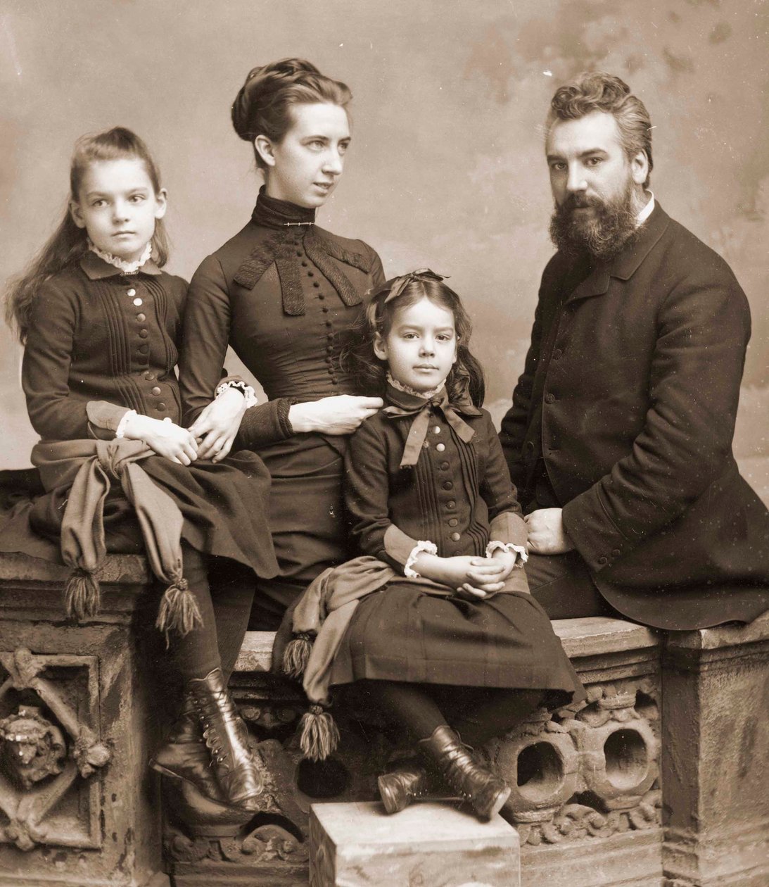 Alexander Graham Bellin, hänen vaimonsa Mabel Gardiner Hubbardin ja heidän tyttäriensä Elsie ja Marian muotokuva n. 1885rn tekijältä Unknown