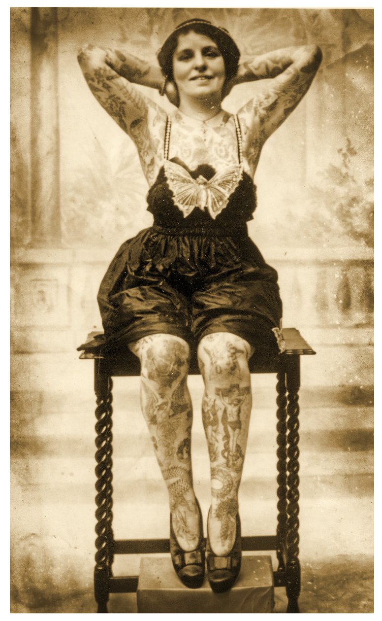 Istuvan tatuoidun naisen muotokuva, n. 1895 (Seepiakuva) tekijältä Unknown