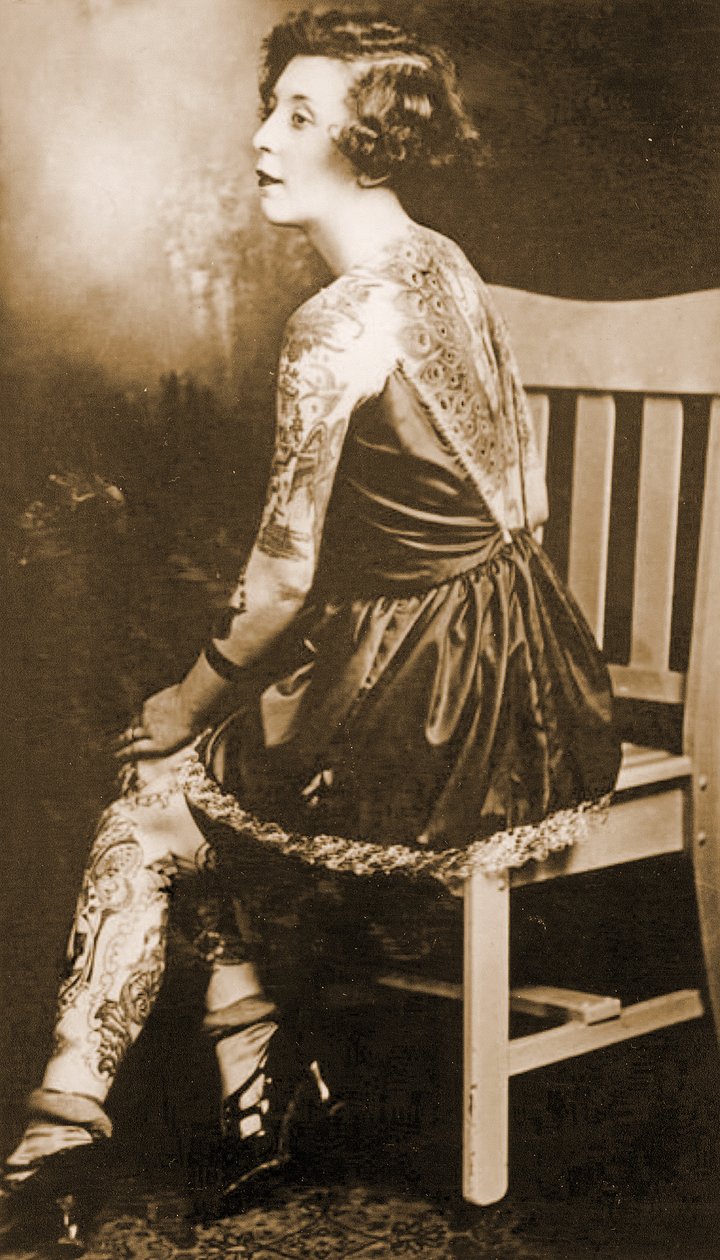 Muotokuva tatuoidusta naisesta, n. 1895 (Seepiakuva) tekijältä Unknown