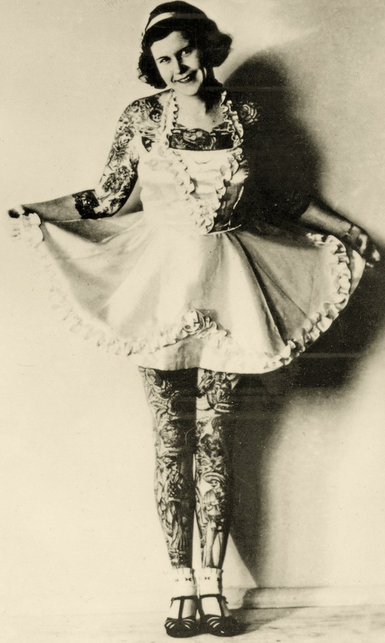 Muotokuva tatuoidusta naisesta, n. 1946 (Seepiakuva) tekijältä Unknown