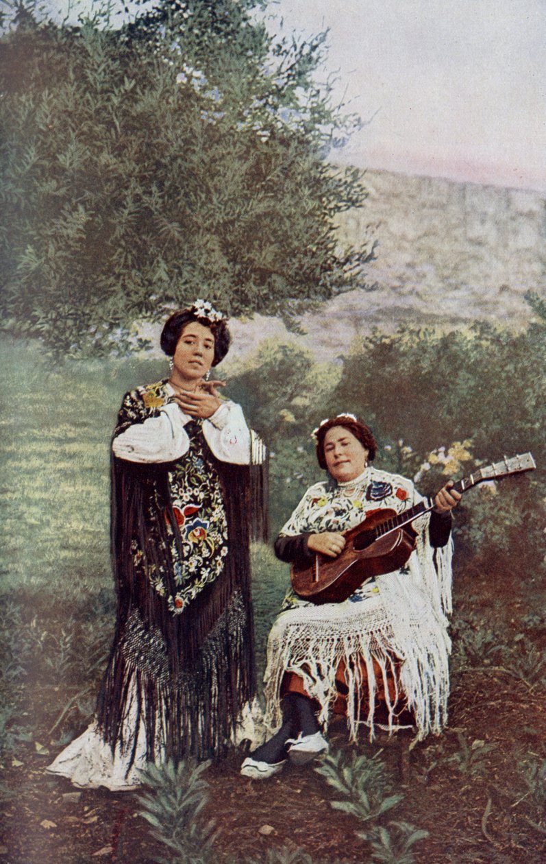 Espanja. Kun hänen seuralaisensa soittaa kitaraa, nuori tyttö taputtaa kevyesti käsiään. Useimmat espanjalaiset tanssijat suosivat tätä säestysmuotoa. 1920 tekijältä Unknown