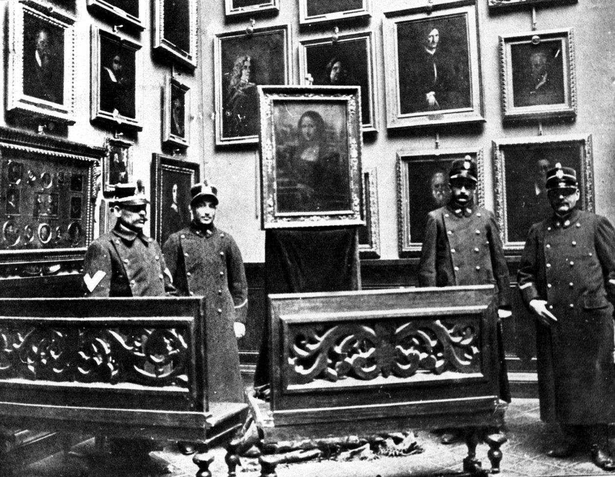 Mona Lisa vartijoiden kanssa Firenzen Uffizi-museossa, jonka italialainen taidemaalari Vincenzo Peruggia 21. elokuuta 1911 löysi juuri hänen varkaudensa jälkeen Louvren museosta. tekijältä Unknown