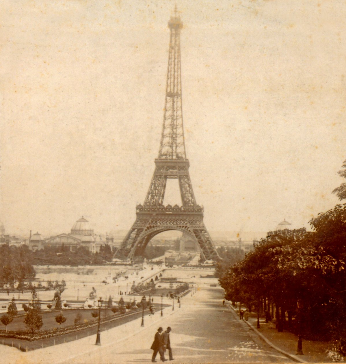 Näkymä Eiffel-tornista ja Galerie des Machinesista Jardins du Trocadéornista, Pariisista, Ranskasta c. 1889 tekijältä Unknown