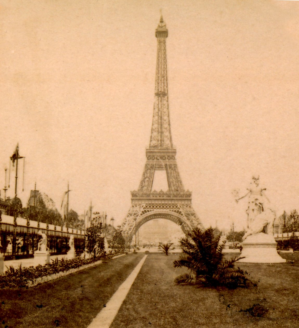 Näkymä Eiffel-tornille ja Palais du Trocaderolle Jardin du Champ de Marsista, Pariisista, Ranskasta. 1889 tekijältä Unknown