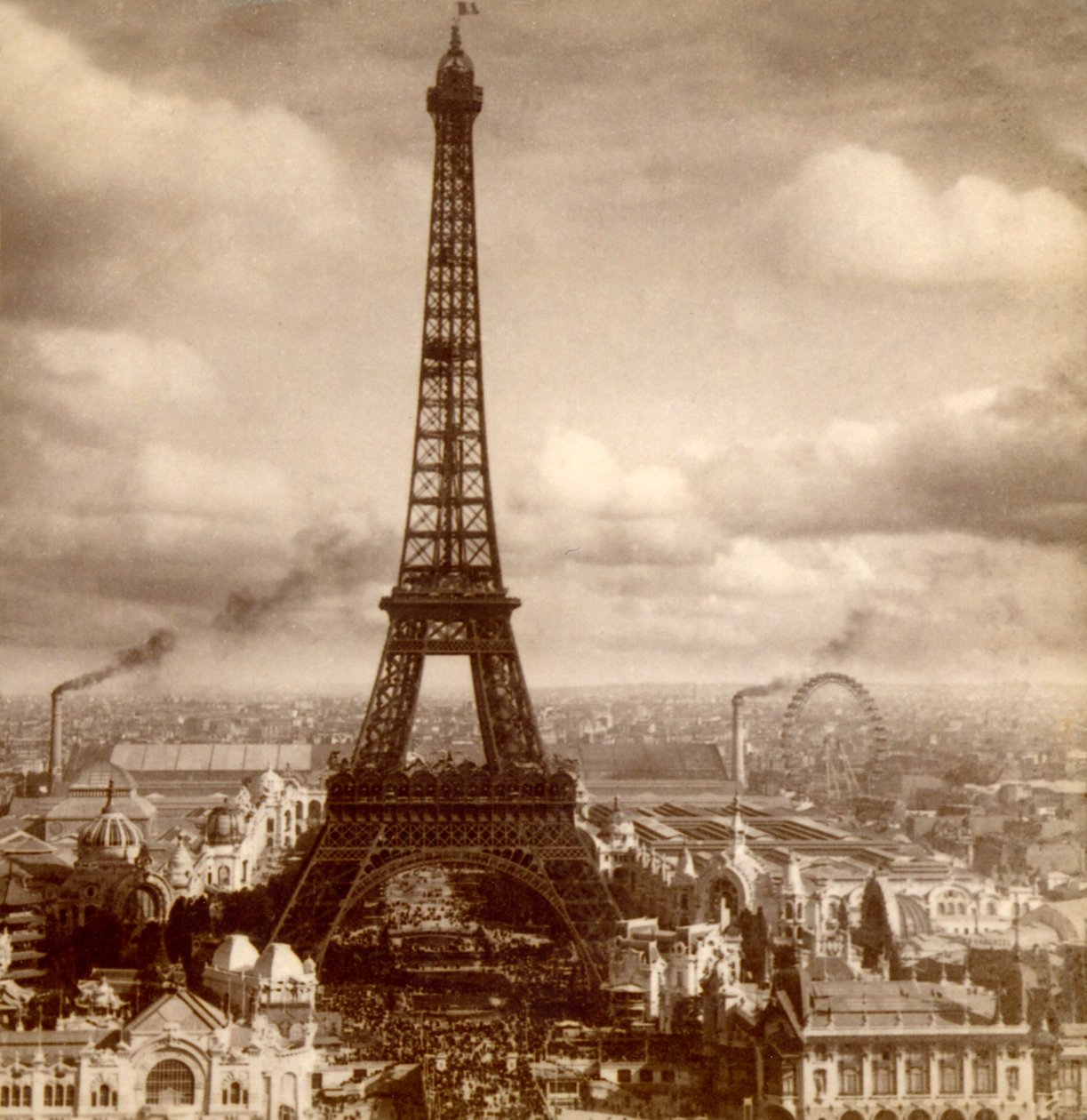 Näkymä Exposition Universelle, Eiffel-torni, Champ de Mars ja Galerie des Machines Palais du Trocadérosta, Pariisista, Ranskasta 1900 tekijältä Unknown