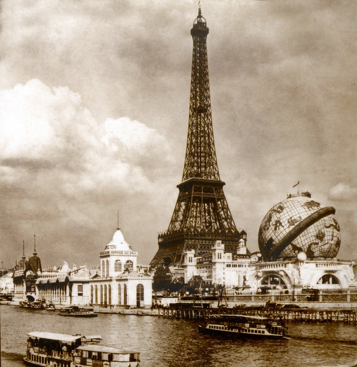 Näkymä Exposition Universelle, Eiffel-torni ja Grand Globe Céleste Seinenistä, Pariisi, Ranska 1900 tekijältä Unknown