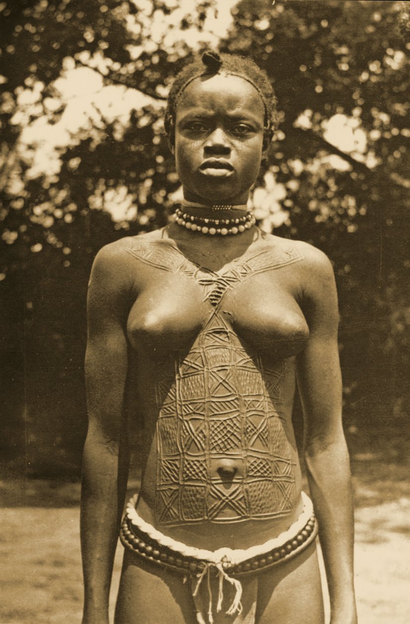 Nainen Guineasta perinteisellä karkaisulla, n. 1905 tekijältä Unknown