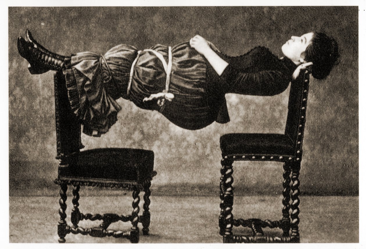 nainen levitoiva, n.1890 tekijältä Unknown