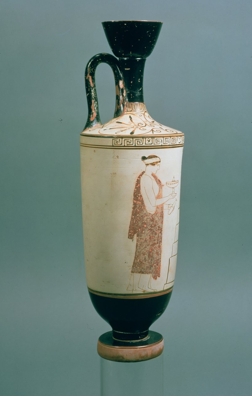 Ullakkovalkoinen lekythos, joka on koristeltu naisella, jolla on parfyymiastia ja alabastroni, Lauriumista, Attikasta, (keraaminen) (katso kohta 104792) tekijältä Achilles Painter