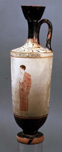 Ullakkovalkoinen lekythos, jota koristaa harmaaseen himaatioon pukeutunut nuori, Lauriumista, Attikasta, n. 450-425 eKr. (keraaminen) (vero katso 104791) tekijältä Achilles Painter