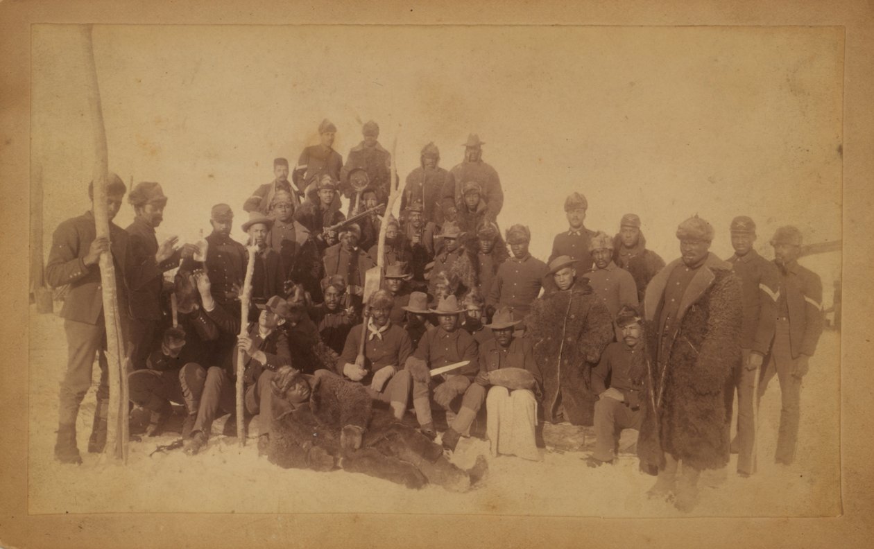 25. Jalkaväen puhvelisotilaat, osa puhvelipukuissa, Fort Keogh, Montana, 1890 (gelatiinihopeaprintti) tekijältä American Photographer