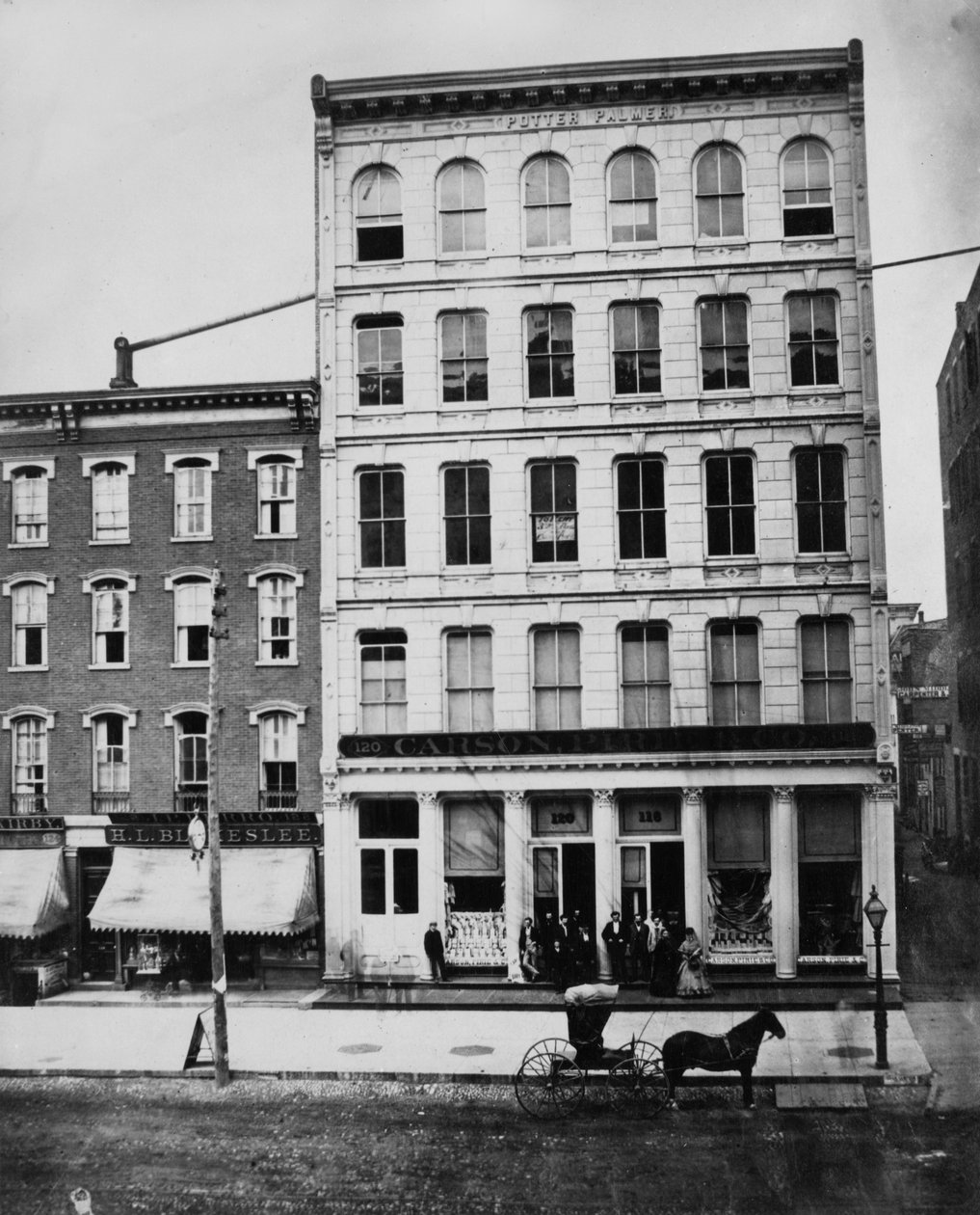 Carson Pirie Scott Building osoitteessa 120-118 State Street, Chicago, n. 1869 tekijältä American Photographer