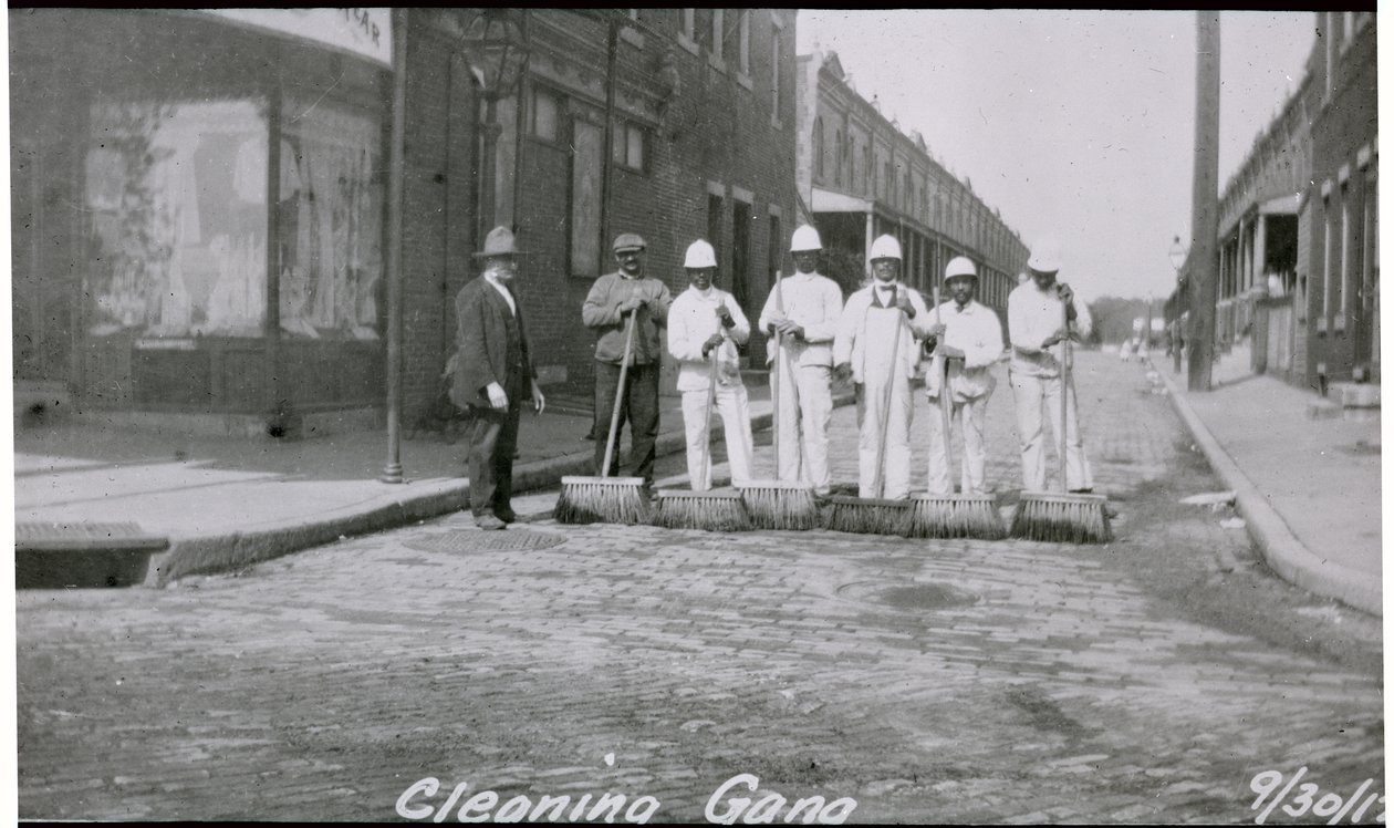 City Street Cleaning Gang, Philadelphia, n. 1920 tekijältä American Photographer