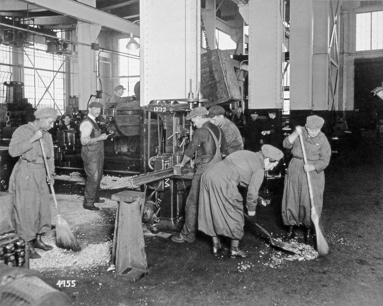 Naispuoliset tehtaan työntekijät ensimmäisen maailmansodan aikana, noin 1917 tekijältä American Photographer