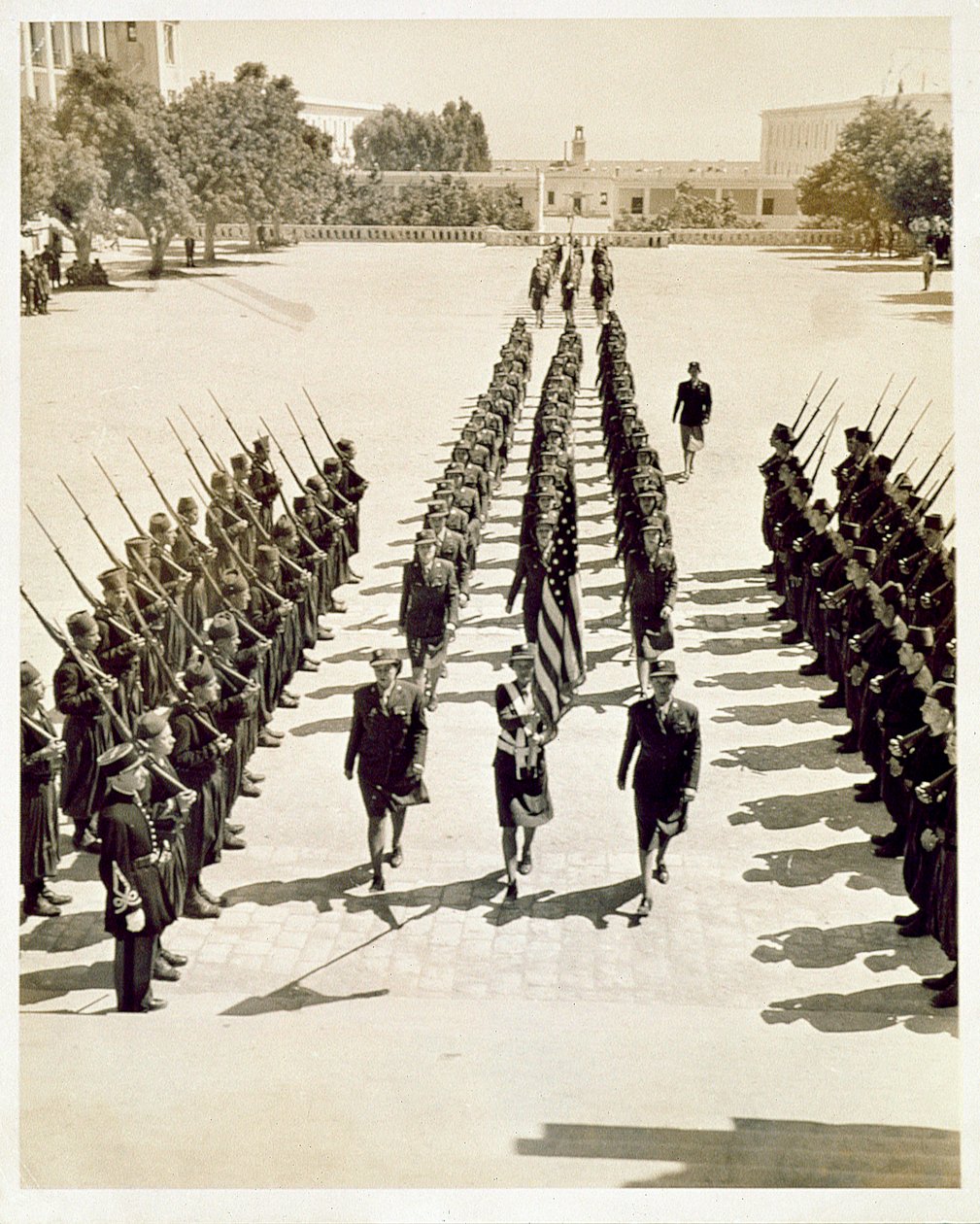 Naisarmeijajoukon jäseniä sotilaskatsauksessa, 1943 tekijältä American Photographer