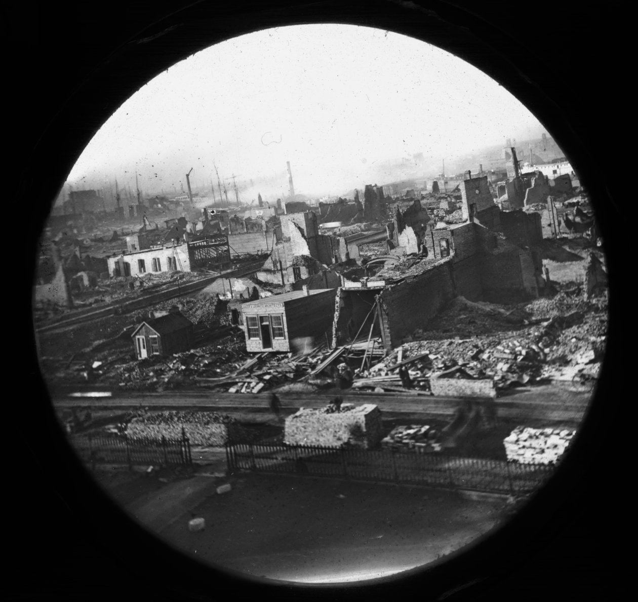 Näkymä luoteeseen oikeustalosta Chicagon palon 1871 jälkeen tekijältä American Photographer