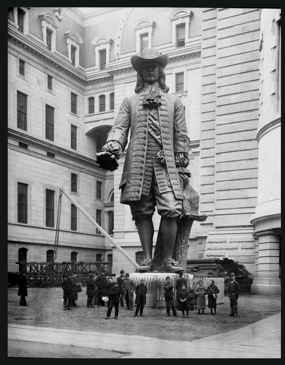 William Pennin patsas Philadelphian kaupungintalon pihalla tekijältä American Photographer