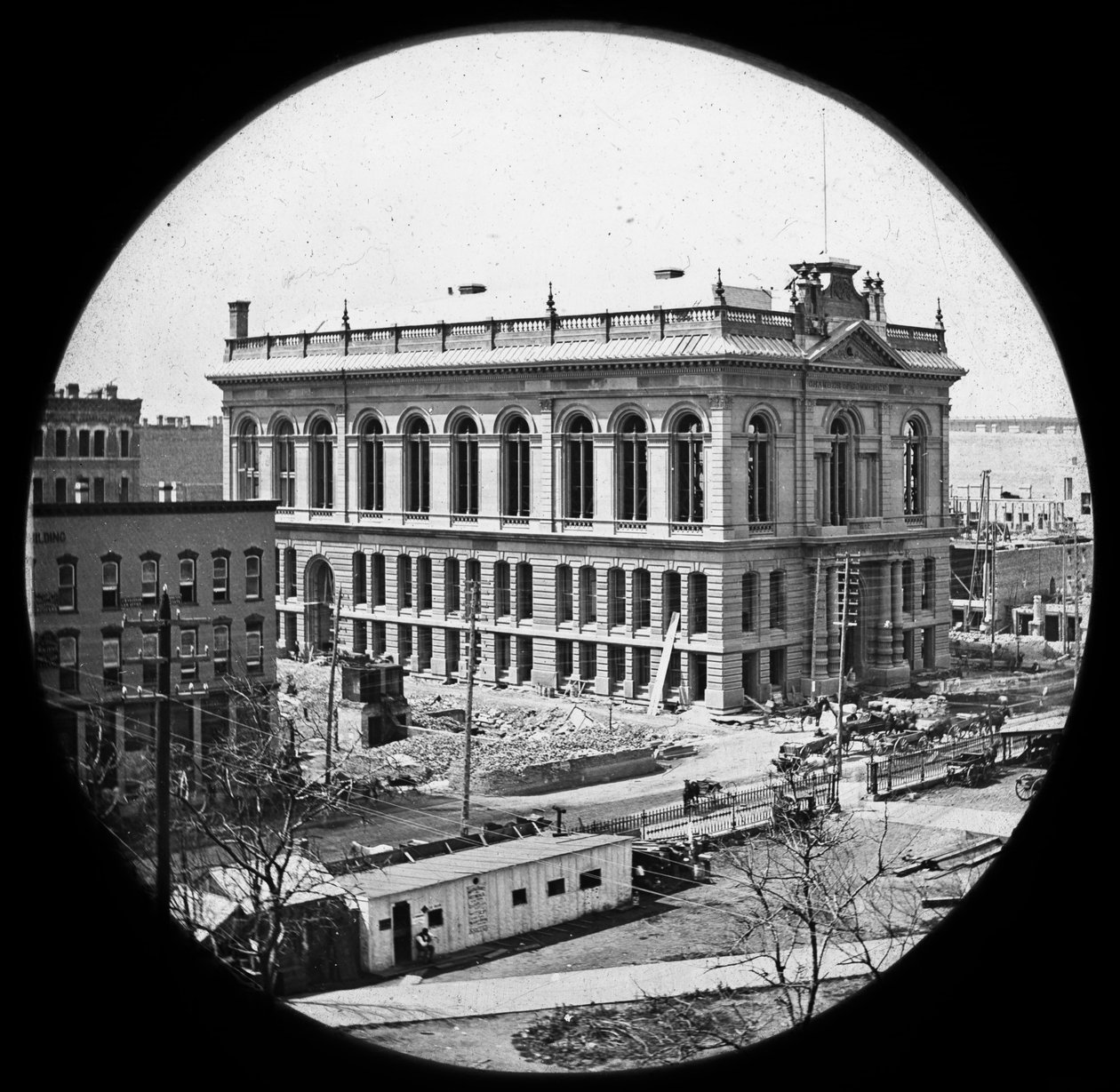 Kauppakamaria rakennetaan uudelleen Chicagon suuren tulipalon jälkeen, n. 1872 (lasilyhtyliukumäki) tekijältä American Photographer