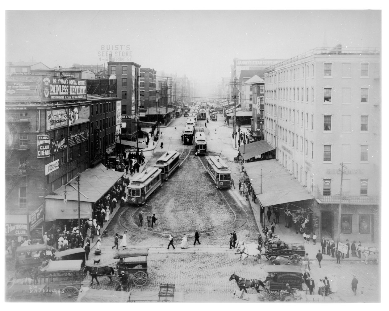 Kärry Turn-A-Round Market Streetillä, Philadelphiassa, n. 1910 tekijältä American Photographer
