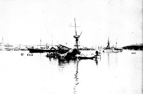 USS Maine Havannan satamassa, 15. helmikuuta 1898 tekijältä American Photographer