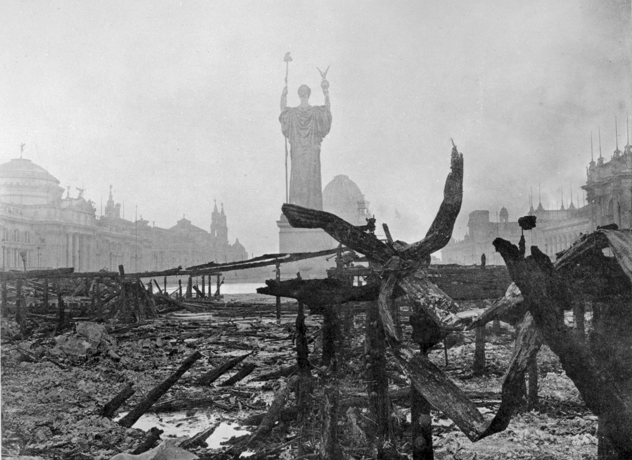 Näkymä Tasavallan patsaalle maailmojen Columbian rakennuksen kunniatuomioistuimen raunioiden keskellä tulipalon jälkeen 8. tammikuuta 1894 tekijältä American Photographer