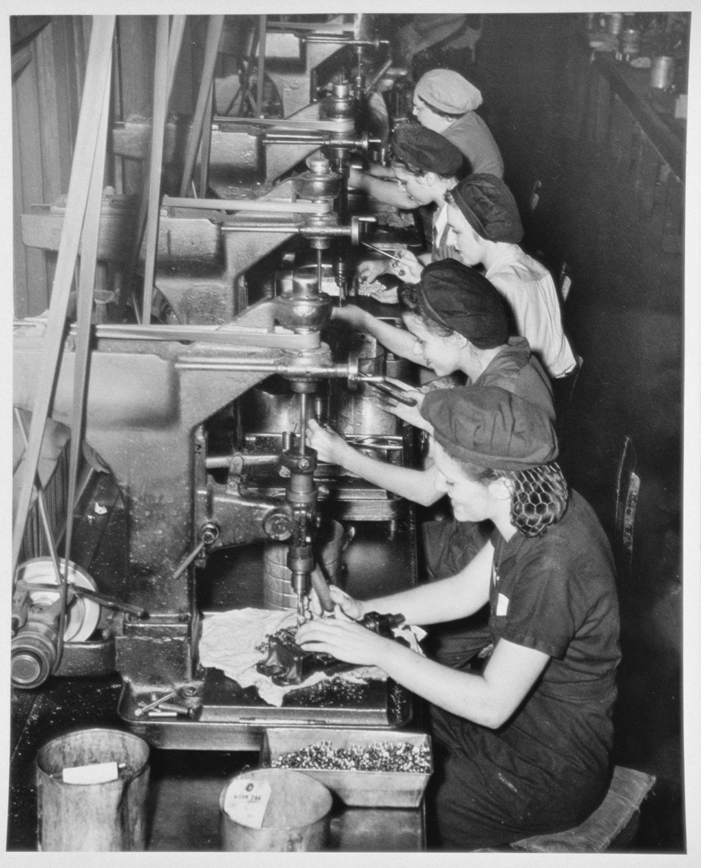 Naiset kokoamassa lentokoneiden osia tehtaissa, n. 1943 tekijältä American Photographer