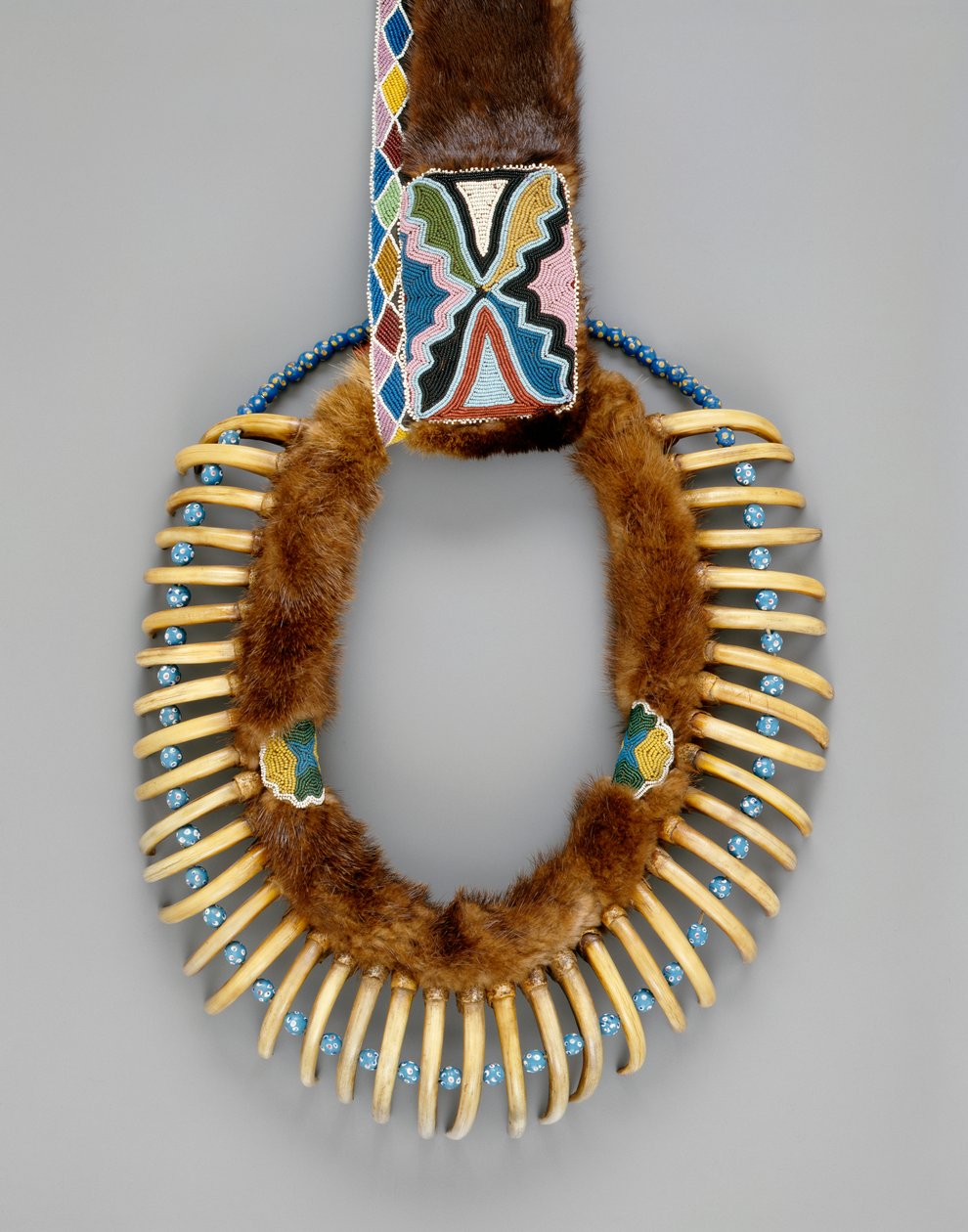 Bear claw kaulakoru, Mesquakie, n. 1835 tekijältä American School
