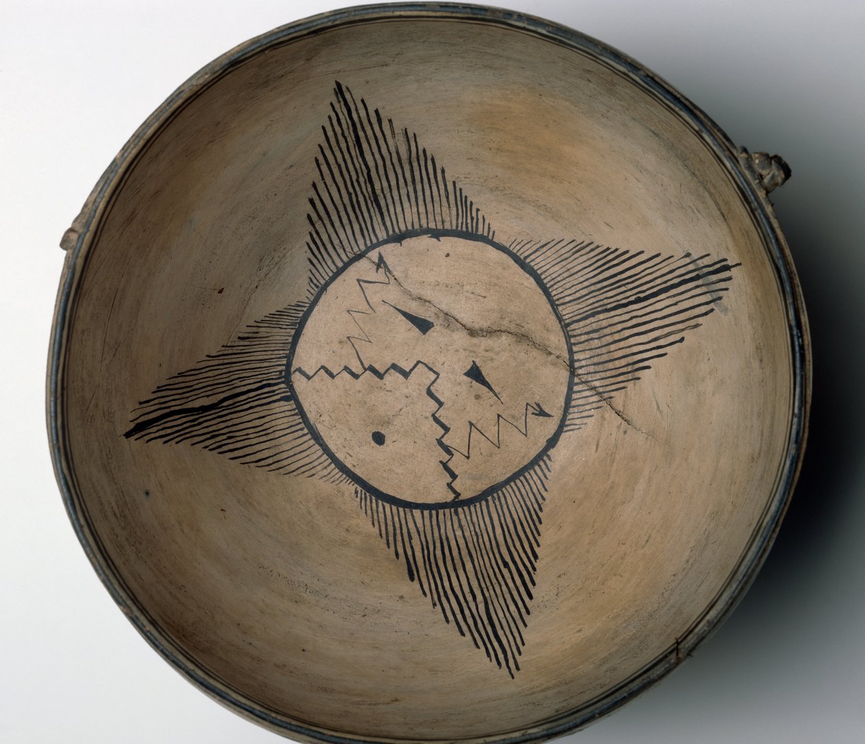Cochiti Pueblo -rituaalikulho aurinkoa, lintuja, pilviä, salamaa ja sadetta, n. 1890 (keramiikka monivärisellä liukumaalauksella ja raakanahalla) tekijältä American School