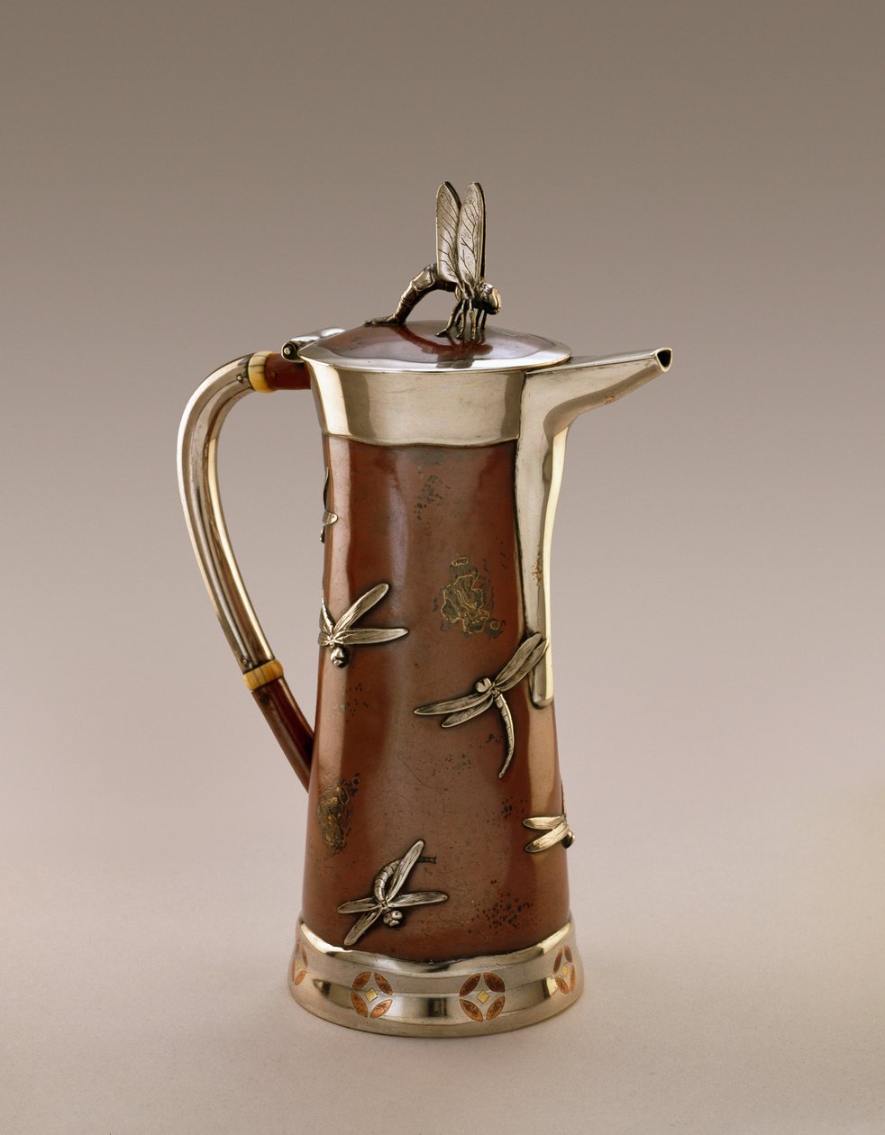 Coffeepot, Tiffany and Company, 1879 (sterlinghopeaa kuparilla) tekijältä American School