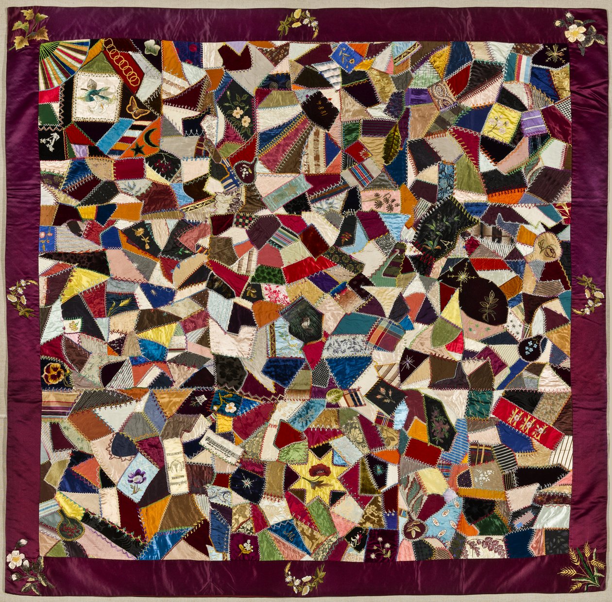 Crazy Quilt, 1884 (silkki & sametti) tekijältä American School