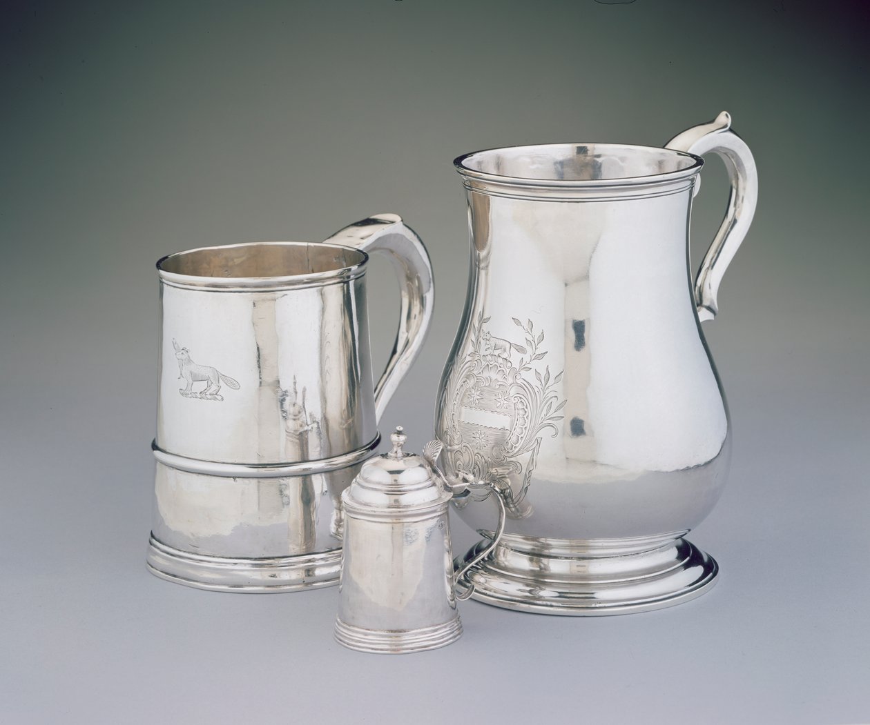 LtoR: Muki, 1725-1735 John Burt (1692-174546) pienoiskoossa, noin 1757 Samuel Edwards (1705-62) ja cann, noin 1760 Benjamin Burt (1729-1805) Bostonista, Massachusettsista (hopea) tekijältä American School