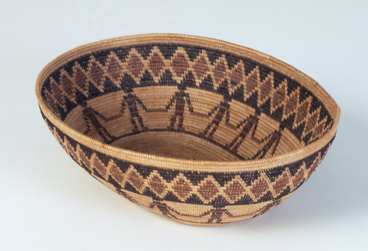 Oval Basket, Yokuts Culture, n. 1990-1915 (salapajun tangot, sarajuuri, saniainen ja punanuppu) tekijältä American School