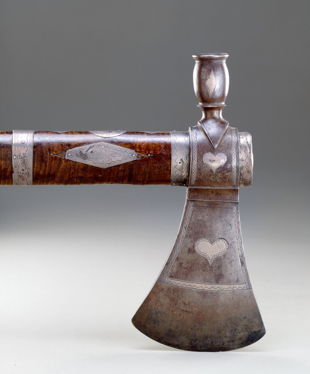 Pipe tomahawk, Miami, 170095 (takorauta, teräs, kihara vaahtera ja kaiverrettu hopea) tekijältä American School