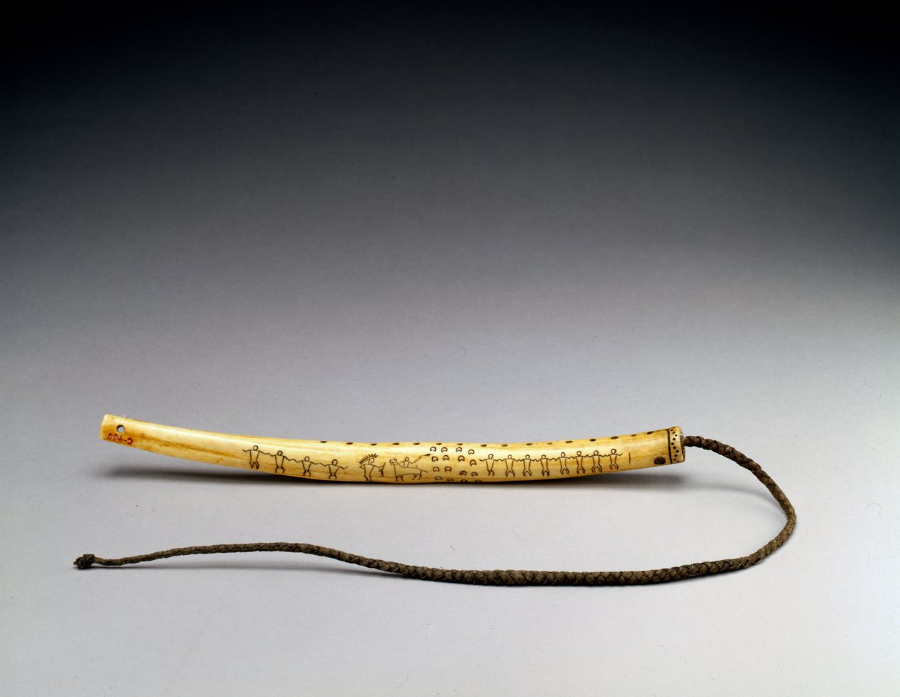 Quirt, kaiverrettu hirvensarvi, Crow Nation, n. 1840 (luu) (katso myös 434926) tekijältä American School