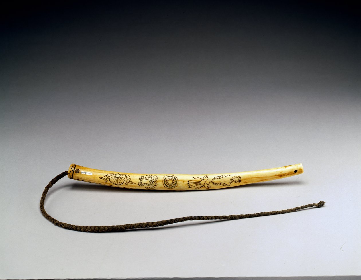 Quirt, kaiverrettu hirvensarvi, Crow Nation, n. 1840 (luu) (katso myös 434925) tekijältä American School