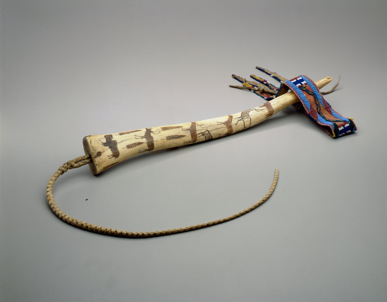 Quirt, kaiverrettu hirvensarvi, Osage Nation, n.1875 (luu) tekijältä American School