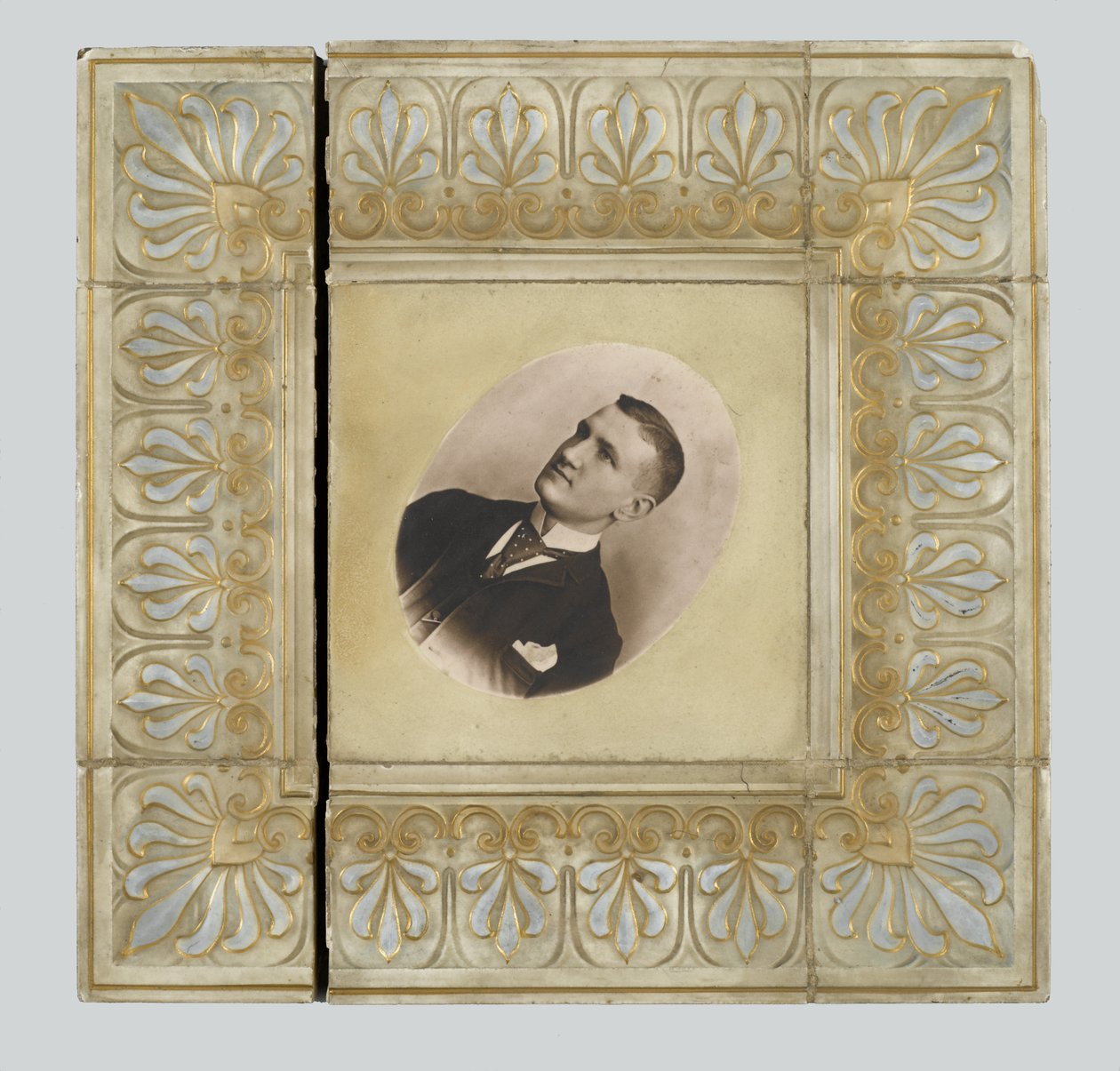Laatat, American Encaustic Tile Company Ltd., valmistettu Zanesvillessä, 1895 (lasitetut keramiikka) tekijältä American School