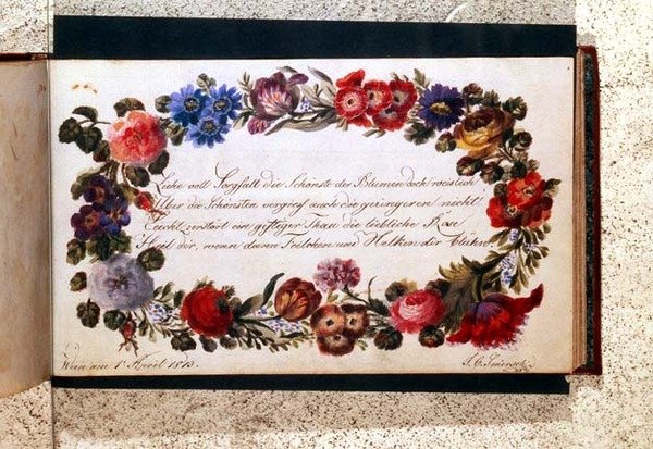 Vierailijakirjan etupuoli, koristeltu saksankielisellä epigrammilla kukkaseppeleen ympäröimä, päivätty 1. huhtikuuta 1813 (wc) tekijältä Austrian School