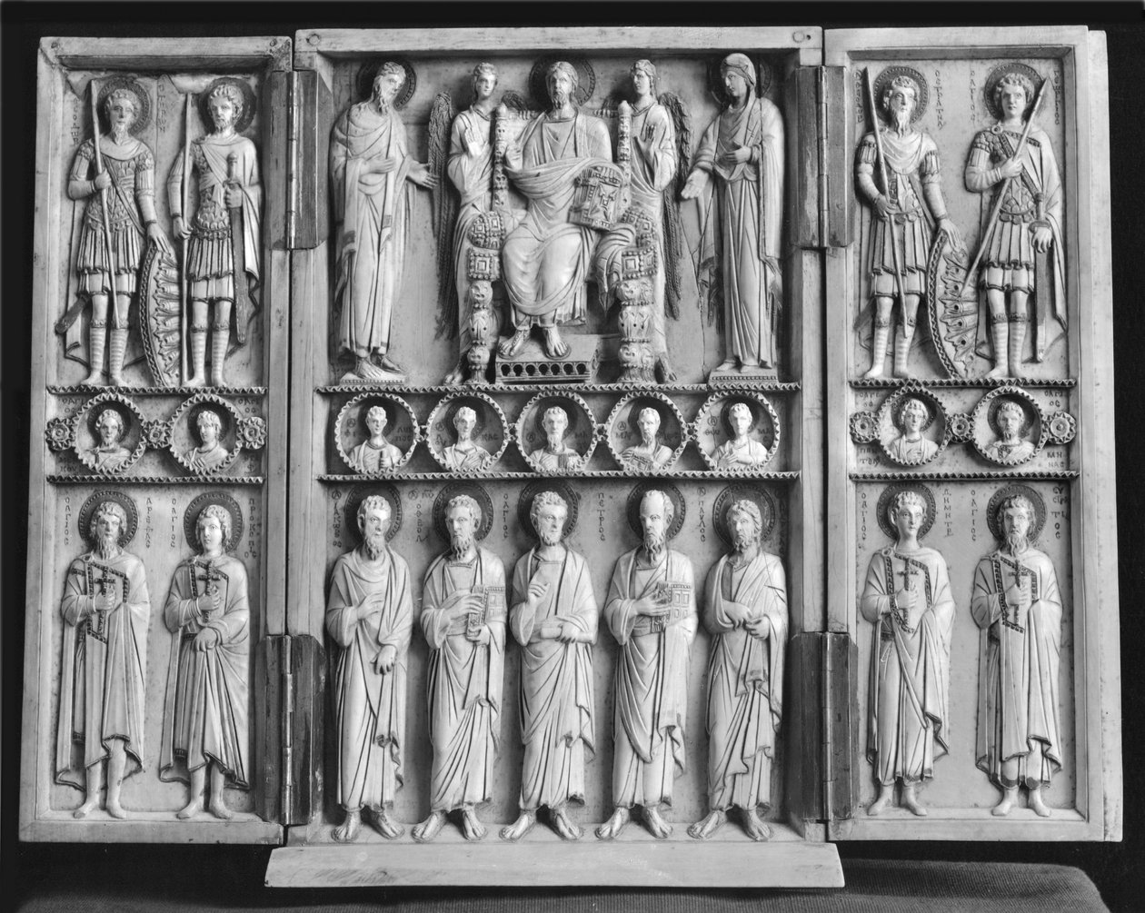 Triptyykki, joka kuvaa Kristusta Neitsyen, Pyhän Johannes Kastajan ja muiden pyhien kanssa (katso 213281) tekijältä Byzantine