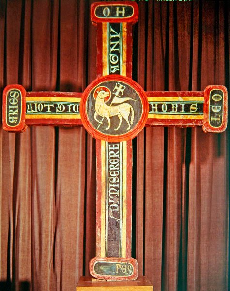 Agnus Dei Cross Bagerguesta, n. 1200 (tempera, stukkoreliefi ja lakatun metallilevyn jäänteet puussa) tekijältä Catalan School